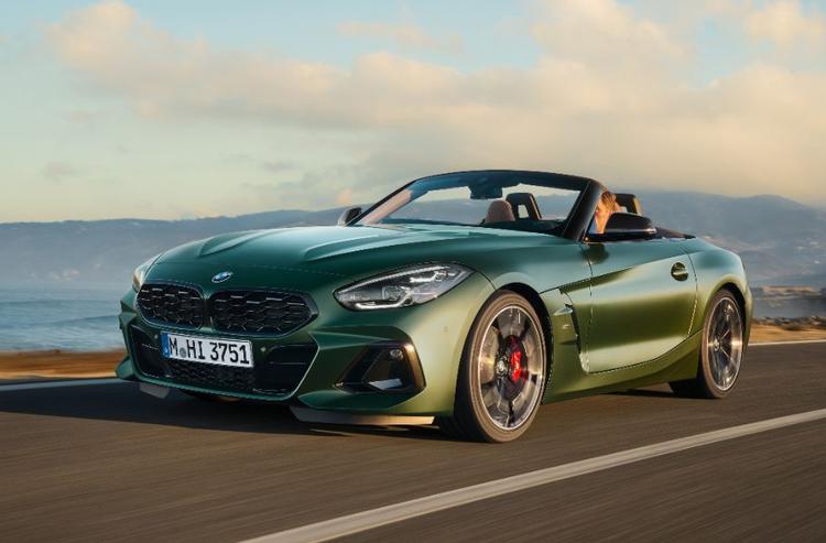 BMW Z4 M40i Now Available With Manual Gearbox In India; Priced At Rs 98 Lakh हाल ही में लॉन्च की गई Z4 M40i इंपल्स एडिशन पहली बार है जब इस रोडस्टर को भारत में छह-स्पीड मैनुअल गियरबॉक्स के साथ लाया गया है.