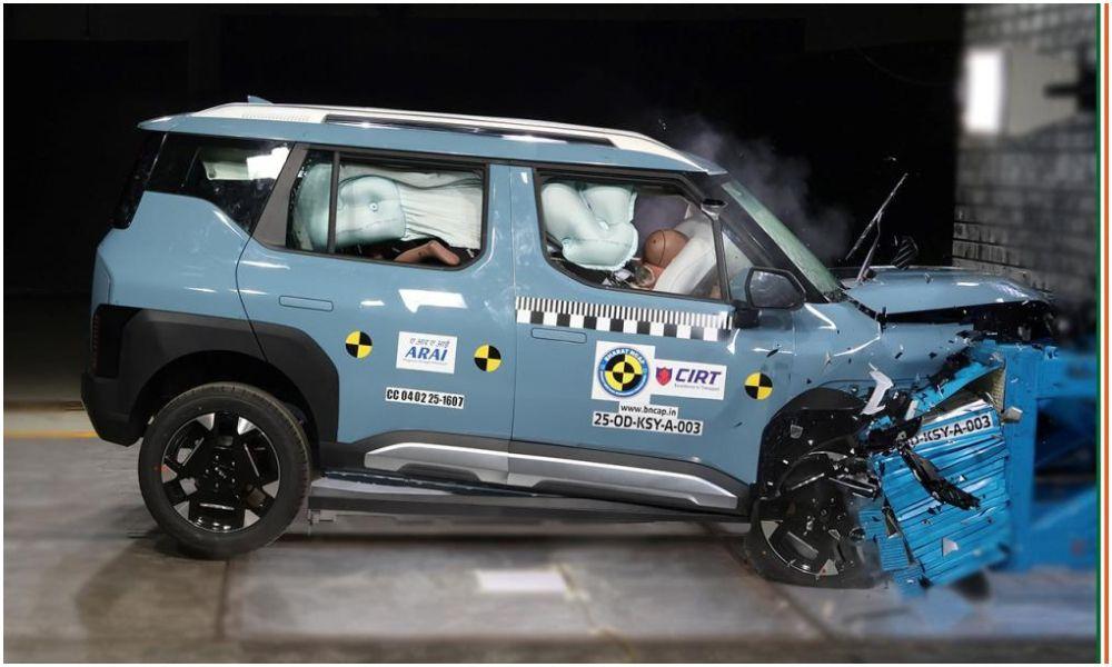 Kia Syros Receives 5 Stars In Bharat NCAP Crash Tests; Betters AOP Score Of Nexon, XUV 3XO सिरोस ने नए कार सेफ्टी प्रोग्राम के तहत 5 स्टार हासिल करने वाली भारत में बनी पहली किआ कार है, जिसनें एडल्ट और बच्चों दोनों यात्री सुरक्षा के लिए पूरे 5 स्टार का स्कोर किया है. हालांकि अंक के मामले में यह स्कोडा काइलाक से पीछे है.