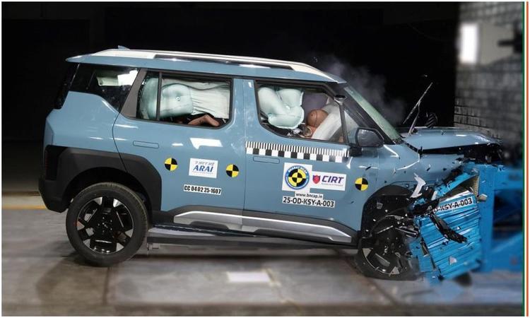 Kia Syros Receives 5 Stars In Bharat NCAP Crash Tests; Betters AOP Score Of Nexon, XUV 3XO सिरोस ने नए कार सेफ्टी प्रोग्राम के तहत 5 स्टार हासिल करने वाली भारत में बनी पहली किआ कार है, जिसनें एडल्ट और बच्चों दोनों यात्री सुरक्षा के लिए पूरे 5 स्टार का स्कोर किया है. हालांकि अंक के मामले में यह स्कोडा काइलाक से पीछे है.