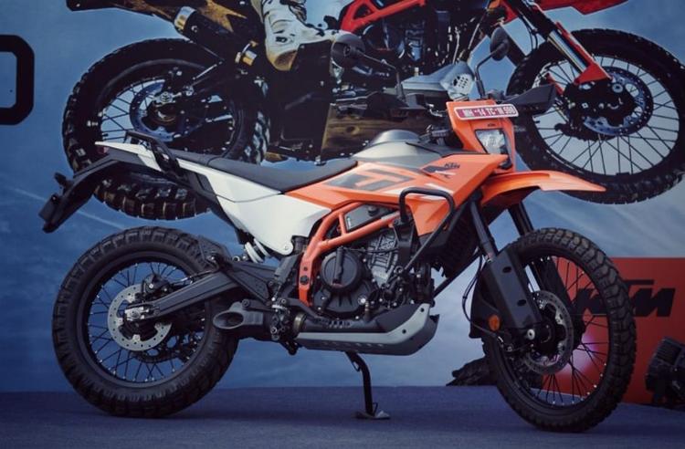 KTM 390 Enduro R With Long-Travel Suspension To Be Launched In India Soon 390 एंड्यूरो आर के वैश्विक-स्पेक मॉडल में हाल ही में बिक्री पर आए भारत-स्पेक मॉडल से कुछ अंतर हैं.
