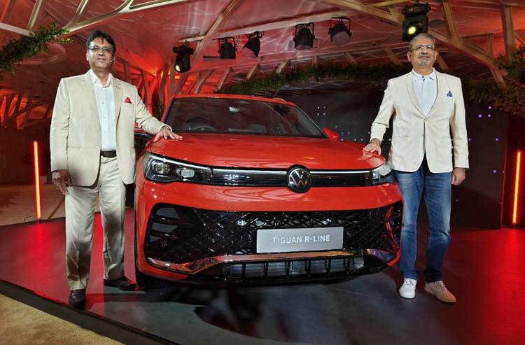 Volkswagen Tiguan R-Line Launched In India At Rs 49 Lakh नई पीढ़ी की टिगुआन एक पूरी तरह से लोडेड वैरिएंट में सीबीयू आयात के रूप में आती है.