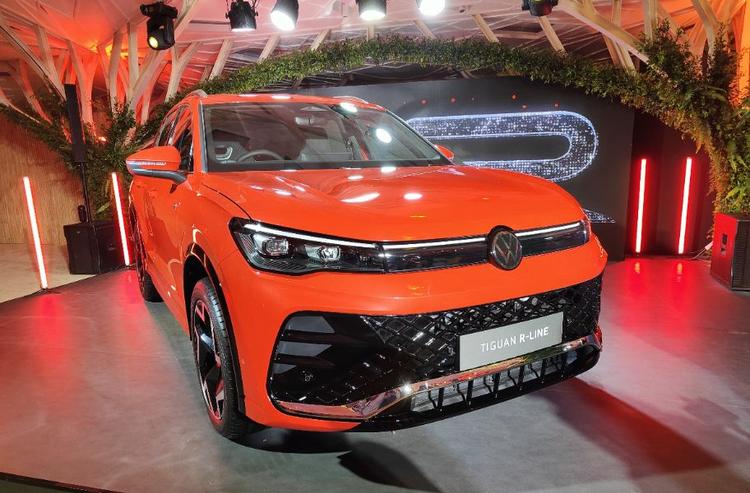 Volkswagen Tiguan R-Line: Top 5 Highlights भारतीय बाजार में फोक्सवैग की नई लॉन्च कार टिगुआन R-Line है. इस फ्लैगशिप SUV की कुछ खास बातें इस प्रकार हैं.
