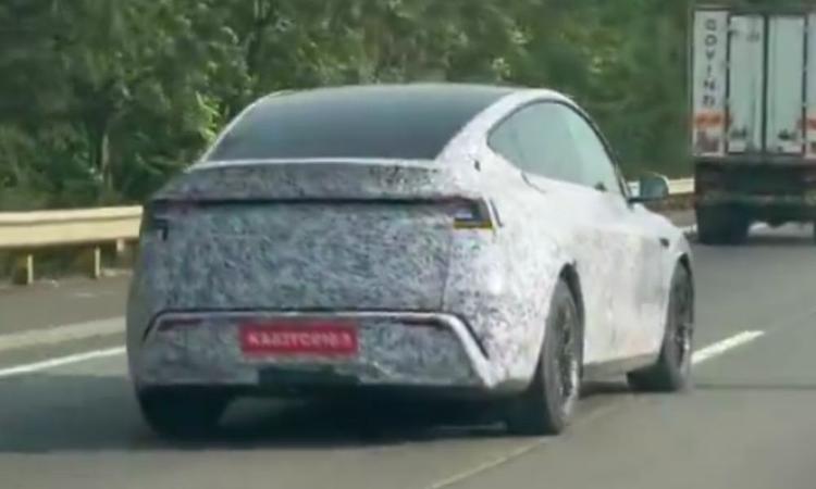 Tesla Model Y Facelift (Juniper) Spied Testing In India For The First Time उम्मीद है कि मॉडल Y भारतीय बाजार के लिए विचाराधीन मॉडलों में से एक होगा.