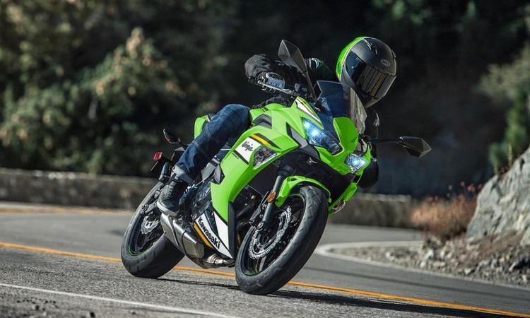 2025 Kawasaki Ninja 650 Launched At Rs 7.27 Lakh MY25 निंजा 650 में लाइम ग्रीन रंग योजना पर नए ग्राफिक्स हैं जबकि त्वचा के नीचे वही रहते हैं.
