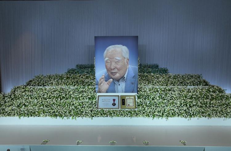 Osamu Suzuki Centre of Excellence To Be Established In India यह केंद्र दिवंगत उद्योग दिग्गज, ओसामु सुजुकी को श्रद्धांजलि के रूप में काम करेगा, जिनका पिछले दिसंबर में निधन हो गया था.