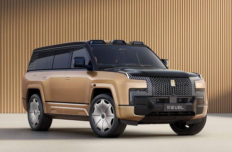 BYD Yangwang U8 Long Wheelbase SUV Showcased At Auto Shanghai 2025 यांगवांग U8 एल मानक मॉडल से 75 मिमी लंबी है, तथा इसका व्हीलबेस 200 मिमी अधिक है.