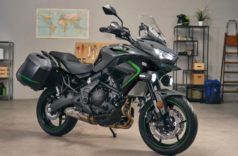 2025 Kawasaki Versys 650 Launched In India At Rs 7.93 Lakh अपडेट के साथ, वर्सेस 650 को अब एक नई रंग योजना मिलती है, और यह पहले की तुलना में रु.16,000 अधिक महंगी है.