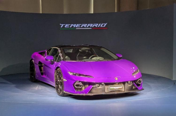 Lamborghini Temerario Launched In India At Rs 6 Crore टेमेरारियो में नैचुरली-एस्पिरेटेड V10 की जगह ट्विन-टर्बोचार्ज्ड V8 का इस्तेमाल किया गया है जो तीन इलेक्ट्रिक मोटरों से जुड़ा है.