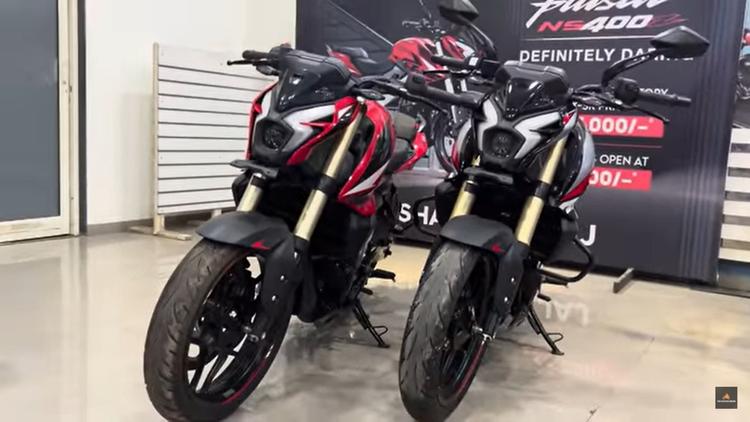 2025 Bajaj Pulsar NS400Z Reaches Dealerships Ahead Of Launch अपडेटेड पल्सर NS400Z में बेहतर ब्रेकिंग हार्डवेयर के साथ-साथ अधिक चौड़ा 150 सेक्शन वाला रियर टायर भी दिया गया है.