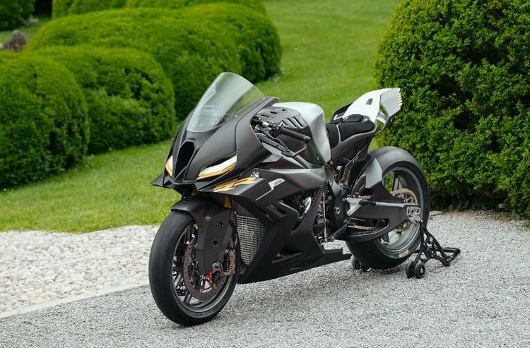 BMW Motorrad Concept RR Previews Next-Generation Sports Bike इस कॉन्सेप्ट में कई पार्ट्स जैसे कि इसका इंजन बीएमडब्ल्यू की एफआईएम वर्ल्ड सुपरबाइक चैम्पियनशिप जीतने वाली फैक्ट्री बाइक के साथ साझा किया गया है.