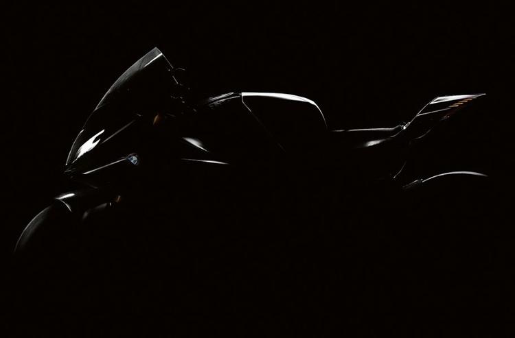 BMW Motorrad Teases Upcoming Concept Sports Bike टीज़र में आगामी मॉडल के नाम का खुलासा नहीं किया गया है, हालाँकि, हम अनुमान लगाते हैं कि यह HP4 रेस की जगह ले सकता है.
