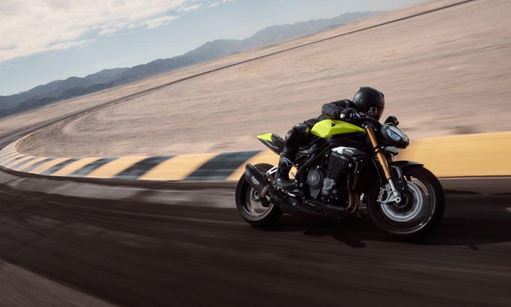 Triumph Speed Triple 1200 RX Unveiled 1200 मोटरसाइकिल तक सीमित इस बाइक में अलग डिजाइन, हल्के वजन के पार्ट्स, प्रीमियम साइकिल पार्ट्स और अधिक प्रतिबद्ध एर्गोनॉमिक्स शामिल हैं.