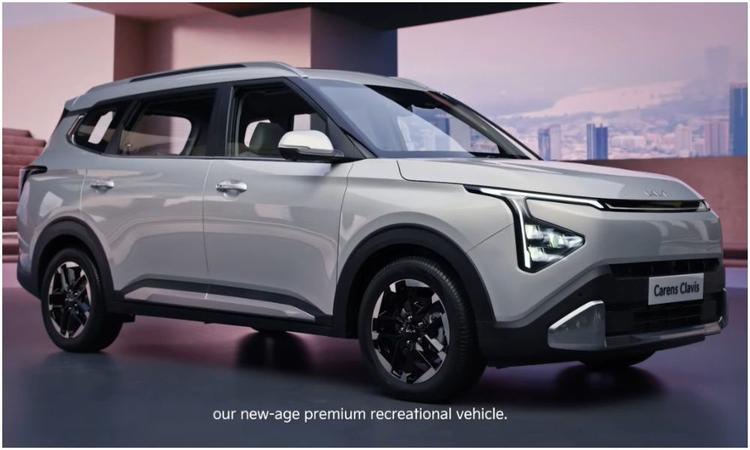 Kia Carens Clavis Unveiled: Facelifted MPV Gets Panoramic Sunroof, L2 ADAS किआ कारेंज क्लैविस की बुकिंग 9 मई को मध्यरात्रि से शुरू होगी, जिसकी कीमत मानक कारेंज से काफी अधिक होने की उम्मीद है.