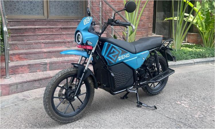 Zeno Emara Electric Motorcycle Priced At Rs 1 Lakh; Features Swappable LFP Batteries, 100 KM Real-World Range दिल्ली-एनसीआर में बनी इमारा एक उपयोगिता-केंद्रित इलेक्ट्रिक मोटरसाइकिल है, जो सबसे पहले 2025 के अंत में बेंगलुरु में बिक्री के लिए आएगी. यह 30-डिग्री ग्रेडिबिलिटी और 250 किलोग्राम की अधिकतम पेलोड क्षमता का वादा करती है.