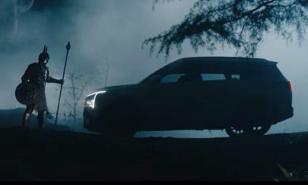 Kia Clavis MPV Teased Ahead Of May 8 Launch ब्रांड के भारतीय पोर्टफोलियो में क्लैविस कारेंज से ऊपर आएगी.