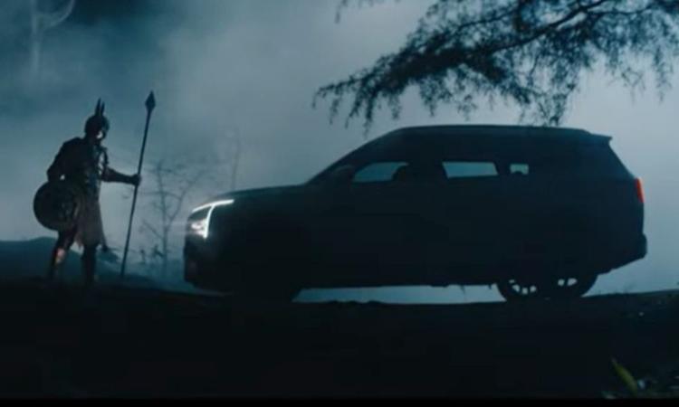 Kia Clavis MPV Teased Ahead Of May 8 Launch  ब्रांड के भारतीय पोर्टफोलियो में क्लैविस कारेंज से ऊपर आएगी.