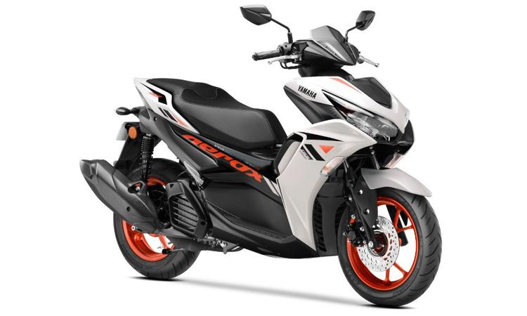 2025 Yamaha Aerox 155 Launched With New Colours; Continues To Sell At Rs 1.5 Lakh ग्रे वर्मिलियन शेड को नए आइस फ्लूओ वर्मिलियन रंग से बदल दिया गया है, जबकि रेसिंग ब्लू शेड को अपडेटेड ग्राफिक्स प्राप्त हुए हैं.