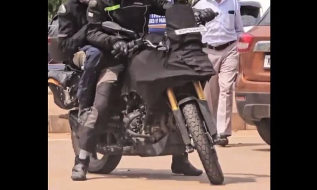 आगामी BMW F 450 GS भारत में टैस्टिंग के दौरान दिखी  बीएमडब्ल्यू ने एफ 450 जीएस कॉन्सेप्ट को पहली बार 2024 EICMA ट्रेड शो के दौरान प्रदर्शित किया था, इससे पहले इसे जनवरी में भारत मोबिलिटी एक्सपो में भारत में प्रदर्शित किया गया था.