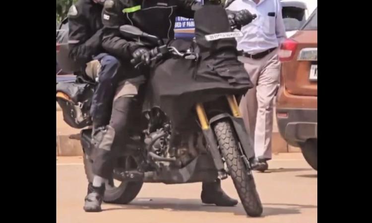 Upcoming BMW F 450 GS Spied On Test In India बीएमडब्ल्यू ने एफ 450 जीएस कॉन्सेप्ट को पहली बार 2024 EICMA ट्रेड शो के दौरान प्रदर्शित किया था, इससे पहले इसे जनवरी में भारत मोबिलिटी एक्सपो में भारत में प्रदर्शित किया गया था.