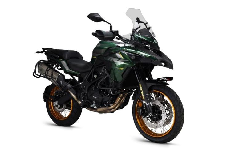 2025 Benelli TRK 502, TRK 502 X Launched In India: TFT Display, Heated Grips Added मोटरसाइकिलों में अब कई नए फीचर्स के अलावा कुछ एर्गोनोमिक परिवर्तन भी किए गए हैं, जिसके कारण इनकी कीमत में वृद्धि हुई थी.
