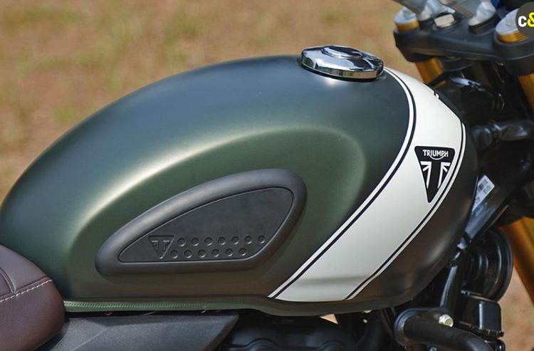 Triumph Scrambler 400 XC Coming Soon: All We Know So Far हमें जो बताया गया है उसके अनुसार, यह मोटरसाइकिल स्क्रैम्बलर 400 एक्स की तुलना में काफी महंगी होगी, जबकि दिखने में इसमें कुछ बदलाव किए जाएंगे.