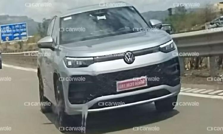 Volkswagen Tayron Spotted Testing In India  टायरॉन ने 2024 में अपनी वैश्विक शुरुआत की और वोक्सवैगन के भारत पोर्टफोलियो में टिगुआन आर लाइन से ऊपर होगी.