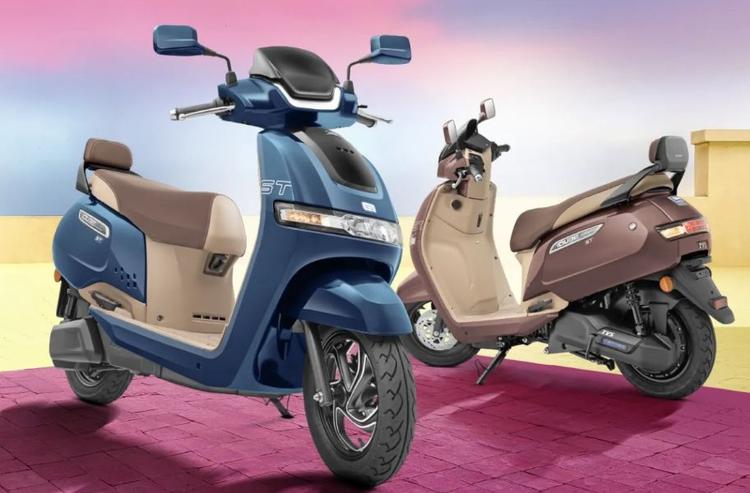 Updated 2025 TVS iQube ST Launched With Bigger Battery; Price Slashed By Rs 25,000 इलेक्ट्रिक स्कूटर में सबसे बड़ा बदलाव बड़े बैटरी पैक हैं जो पहले की तुलना में अधिक रेंज का वादा करते हैं.