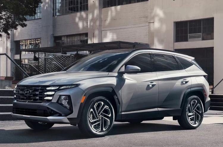 Hyundai Confirms Strong Hybrids For Indian Market
कंपनी ने वित्त वर्ष 2030 तक 26 मॉडल (रिफ्रेशमेंट सहित) लॉन्च करने की अपनी योजना का भी उल्लेख किया, जिसमें 20 पेट्रोल-डीज़ल और 6 ईवी शामिल हैं.