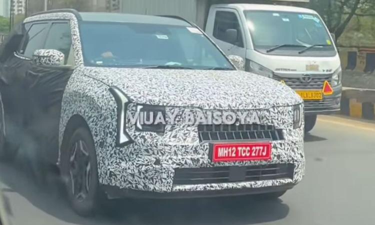 Second-Gen Kia Seltos Global Debut On December 10 नई सेल्टॉस में अपने पिछले मॉडल की तुलना में मौलिक डिजाइन परिवर्तन होंगे तथा इसमें नया हाइब्रिड पावरट्रेन भी शामिल किया जाएगा.