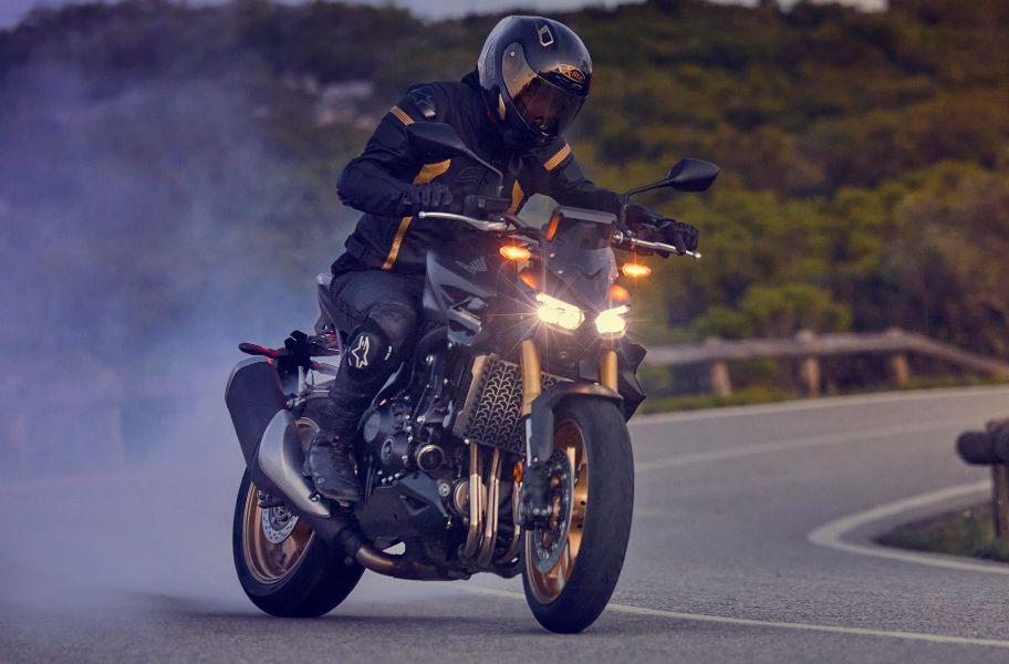 होंडा सीबी1000 हॉर्नेट SP भारत में हुई लॉन्च, कीमत रु.12.36 लाख सुपर-नेकेड, जो होंडा के वैश्विक पोर्टफोलियो में प्रमुख मॉडलों में से एक है, को पूरी तरह आयात के रूप में भारतीय बाज़ारों पर लाया गया है.