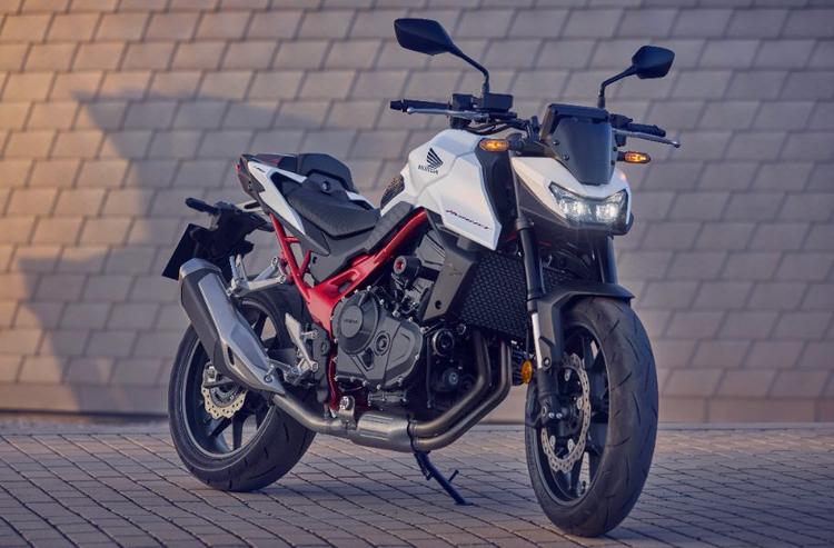 Honda CB750 Hornet Launched In India At Rs 8.60 Lakh अपने अधिक शक्तिशाली मॉडल सीबी1000 हॉर्नेट एसपी के साथ लॉन्च की गई यह मोटरसाइकिल भारत में होंडा की नई प्रीमियम बाइकों में से एक है.