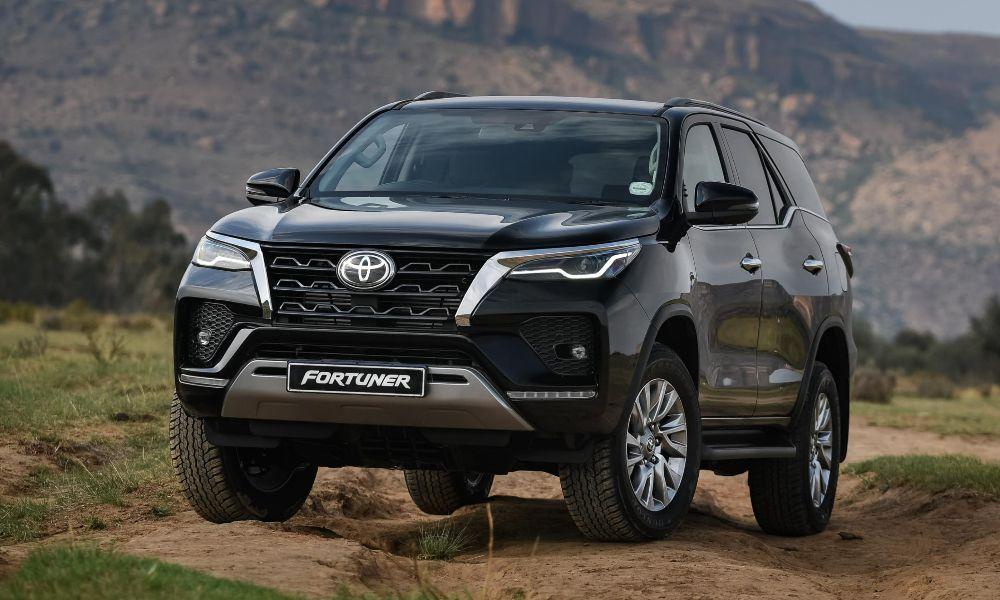 Toyota Fortuner, Legender Prices Hiked By Up To Rs 68,000 फॉर्च्यूनर एसयूवी के एंट्री लेवल पेट्रोल ऑटोमैटिक वेरिएंट की कीमत में सबसे ज्यादा बढ़ोतरी की गई है.