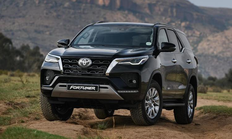 Toyota Fortuner, Legender Prices Hiked By Up To Rs 68,000 फॉर्च्यूनर एसयूवी के एंट्री लेवल पेट्रोल ऑटोमैटिक वेरिएंट की कीमत में सबसे ज्यादा बढ़ोतरी की गई है.