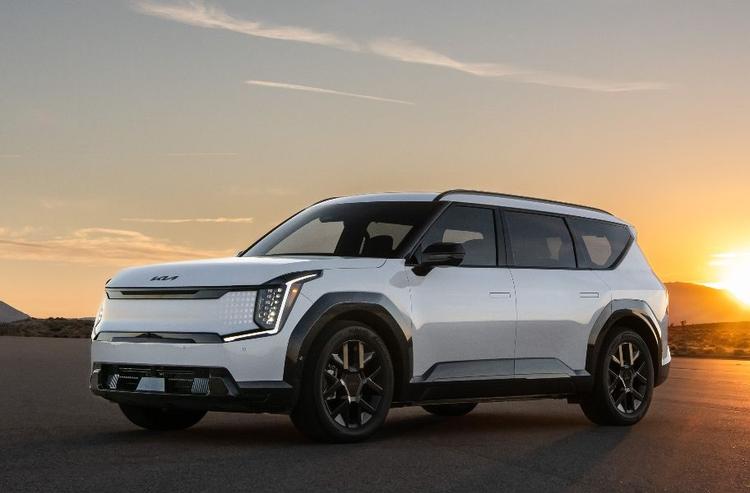 2026 Kia EV9 Electric SUV Unveiled; Gets Up To 491 KM Range 2026 EV9 में किए गए बदलावों में चुनिंदा ट्रिम्स के लिए रेंज में मामूली बढ़ोतरी और एक नया नाइटफॉल एडिशन शामिल है.