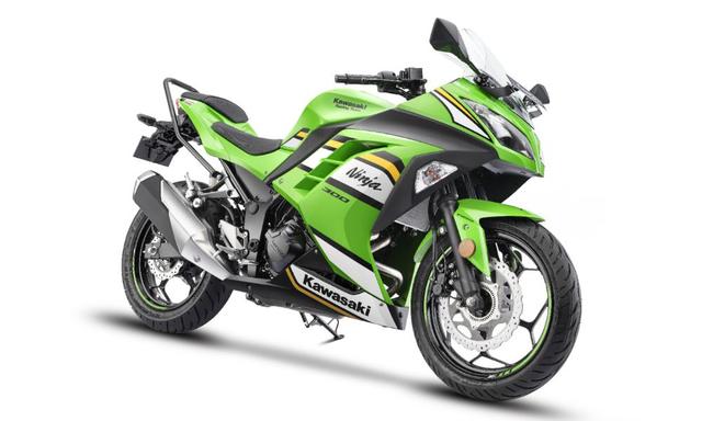 2025 कावासाकी निंजा 300 हुई लॉन्च, कीमत रु.3.43 लाख  MY25 निंजा 300 में ZX-6R से प्रेरित हेडलाइट और लंबा वाइज़र है.