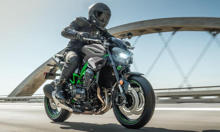 2025 Kawasaki Z900 Launched At Rs 9.52 Lakh  2025 Z900 की स्टाइलिंग में थोड़ा बदलाव किया गया है, जबकि इसके फीचर सेट में राइड-बाय-वायर तकनीक, क्रूज कंट्रोल और बाय डायरेक्शनल क्विकशिफ्टर शामिल हैं.