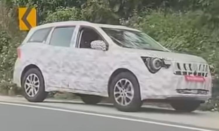 Mahindra XUV700 Facelift Spied Testing For The First Time; Could Be Rebadged XUV 7XO टैस्टिंग मॉडल की तस्वीरों से पता चलता है कि अधिकांश परिवर्तन इसके सामने वाले हिस्से के आसपास हो सकते हैं.