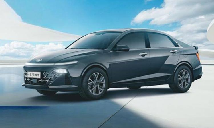 Hyundai Verna SX+ Launched At Rs 13.79 Lakh  ह्यून्दे ने एक नया वैरिएंट जोड़कर वर्ना के वैरिएंट लाइनअप का विस्तार किया है, साथ ही अपने अधिकांश वाहनों के लिए वायरलेस एडाप्टर की पेशकश भी की है.