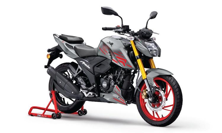 2025 TVS Apache RTR 200 4V Launched At Rs 1.54 Lakh; Gets USD Fork, New Graphics अपाचे 200 के नये वैरिएंट में 37 मिमी यूएसडी फोर्क, ओबीडी-2बी कंप्लायंट इंजन, नए ग्राफिक्स और नए रंग विकल्प शामिल हैं.