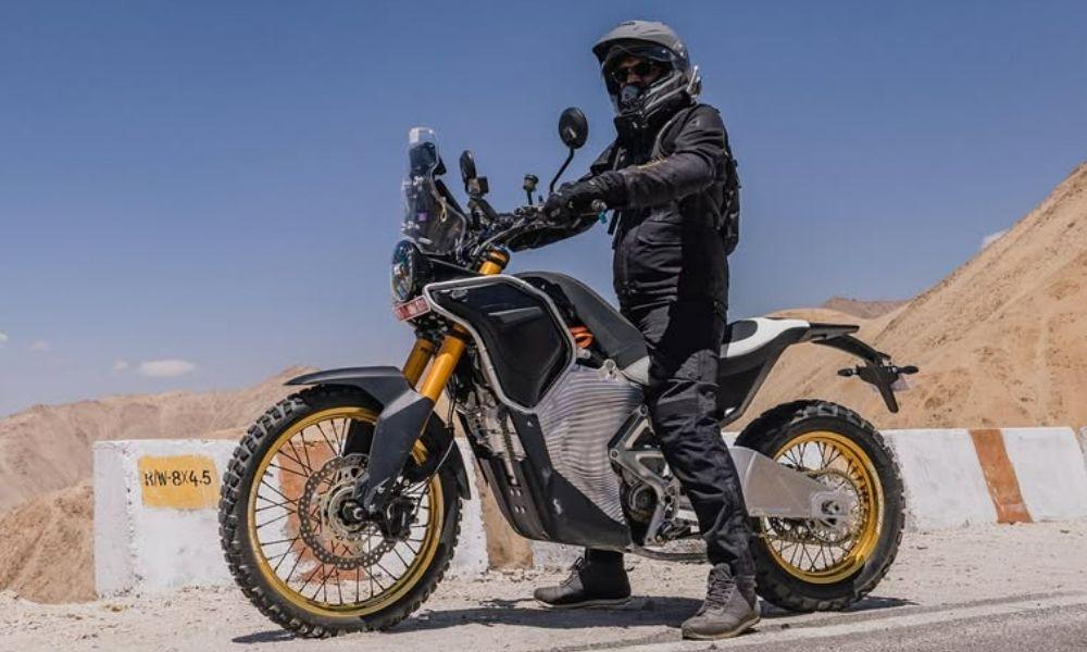 रॉयल एनफील्ड ई-हिमालयन नई आधिकारिक तस्वीरों में टैस्टिंग के दौरान दिखी यह पहली बार है जब कंपनी ने सड़क पर टैस्टिंग के दौरान मोटरसाइकिल की तस्वीरें साझा की हैं.