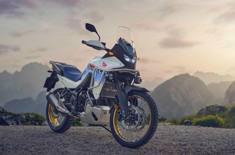 2025 Honda XL750 Transalp Launched In India At Rs 11 Lakh मोटरसाइकिल के नये वैरिएंट में कुछ मैकेनिकल बदलाव के अलावा दिखने में कई छोटे बदलाव भी किए गए हैं.