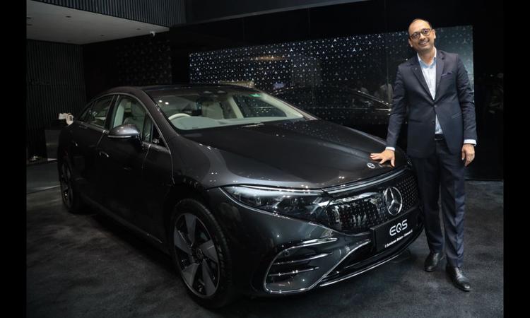 Mercedes-Benz EQS 580 Celebration Edition Launched At Rs 1.30 Crore 50 यूनिट्स तक सीमित सेलिब्रेशन एडिशन में पीछे की सीट पर आराम के लिए अतिरिक्त मानक फीचर्स शामिल किये गए हैं.