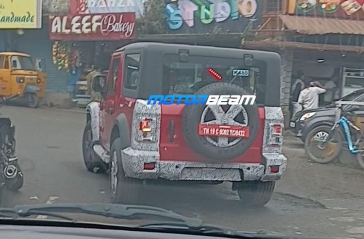 Mahindra Thar 3-Door Facelift Spotted Testing In India तीन दरवाज़ों वाली थार के नये वैरिएंट में नए स्टाइल के साथ-साथ कई नए फीचर्स भी शामिल किए जाने की संभावना है.