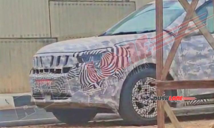 Mahindra XUV700 Facelift To Feature New Headlights, Latest Spy Shots Reveal डिज़ाइन  से अलग, बदलाव XUV 700 को 'XUV 7XO' नाम से री-बैज किए जाने की उम्मीद है और संभवतः इसमें महिंद्रा की XEV 9e पर देखे गए ट्रिपल-स्क्रीन लेआउट को अपनाया जाएगा.