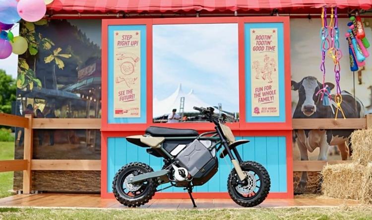 Harley-Davidson LiveWire Reveals Two Electric Bike Concepts दोनों इलेक्ट्रिक मोटरसाइकिलों में रिमूवेबल बैटरी लगी हैं और इन्हें 125 सीसी के बराबर बताया गया है.