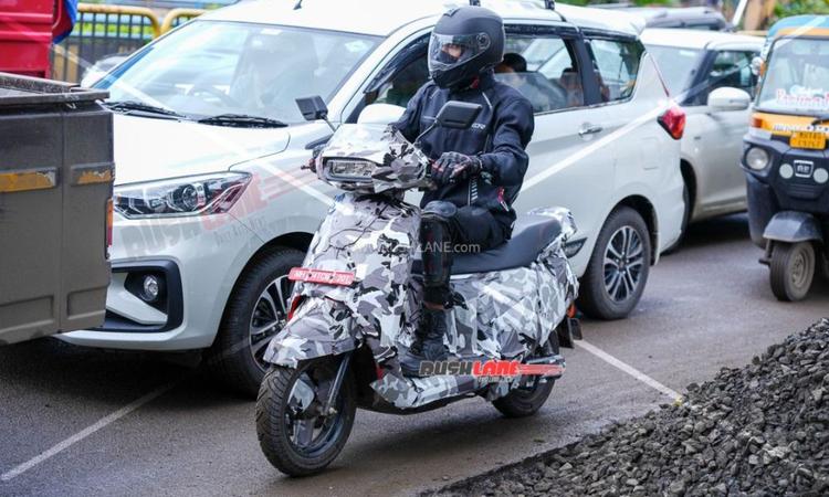 Kinetic Honda DX Reborn? New Kinetic Electric Scooter Spied Testing नया स्कूटर 1990 के दशक के पुराने काइनेटिक-होंडा जेडएक्स स्कूटर से प्रेरित लगता है.
