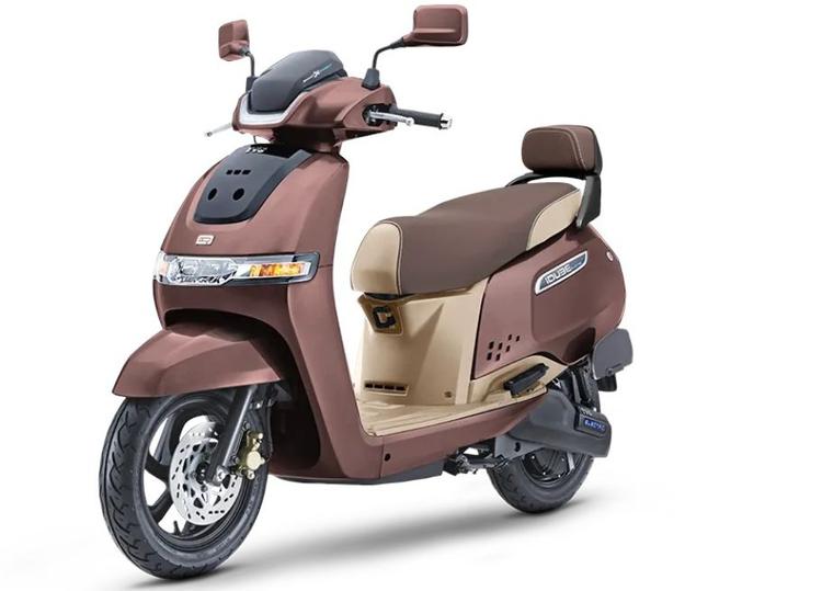 TVS iQube 3.1 kWh Launched In India At Rs 1.10 Lakh नया वैरिएंट 2.2 kWh और 3.5 kWh वैरिएंट के बीच में है, जिसकी कीमत रु.1.10 लाख से रु.1.12 लाख तक है.