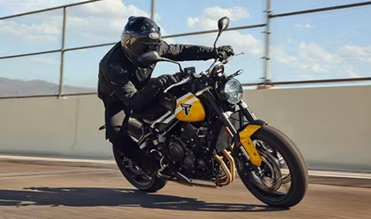 2025 Triumph Trident 660 Priced At Rs. 8.49 Lakh ट्रायम्फ ट्राइडेंट 660 में अब नए मानक फीचर्स और नए रंगों की एक लंबी सूची शामिल की गई है, जो इसे नया आकर्षण देती है.