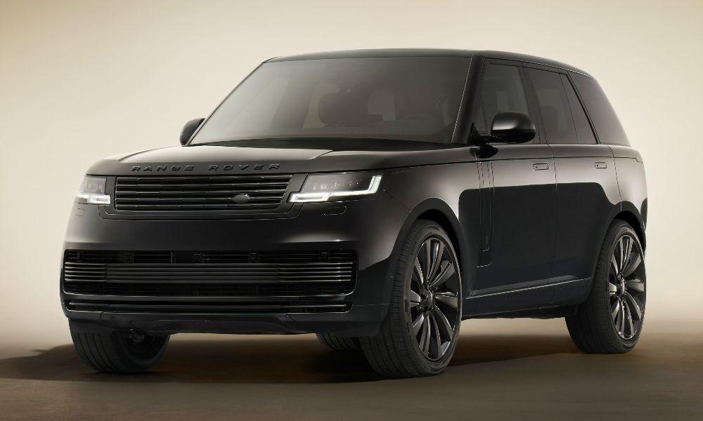 Range Rover SV Black Edition Unveiled रेंज रोवर एसवी जेएलआर के बेड़े में तीसरा वाहन है जिसे ऑल-ब्लैक ट्रीटमेंट दिया गया है.