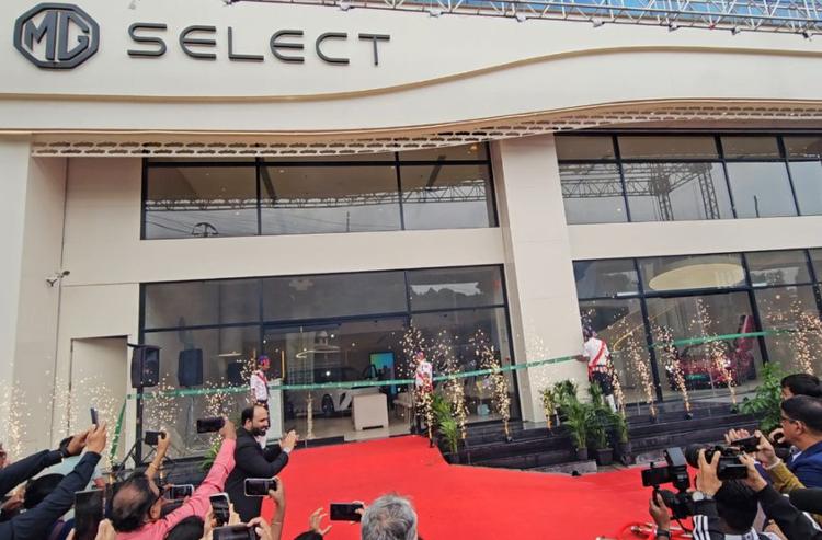 First MG Select Dealership Opened In Thane, Maharashtr एमजी शुरुआत में यहां M9 एमपीवी और साइबरस्टर की बिक्री शुरू करेगी, हालांकि इस लाइनअप का जल्द ही विस्तार किया जाएगा.